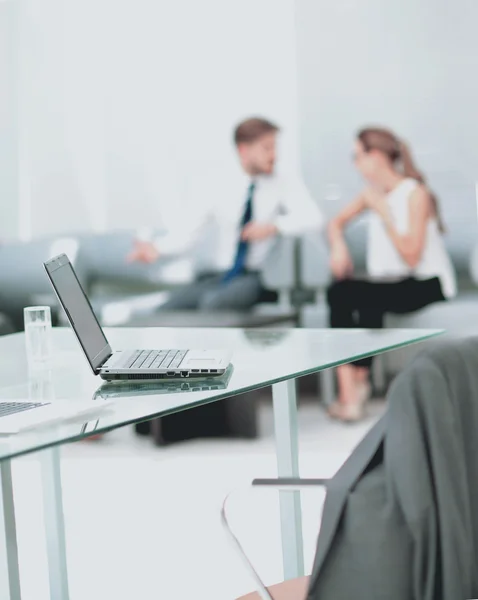 Arbeitsprozess in einem modernen Büro — Stockfoto