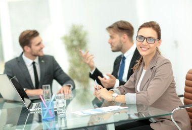 Güzel modern işkadını üstünde onun meslektaşları ile çalışan