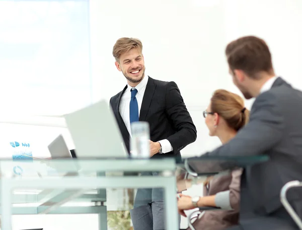 Exitosa presentación comercial de un hombre en la oficina — Foto de Stock