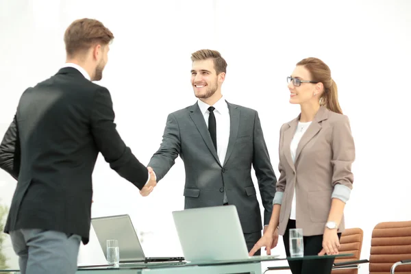 Empresários apertando as mãos, terminando uma reunião — Fotografia de Stock