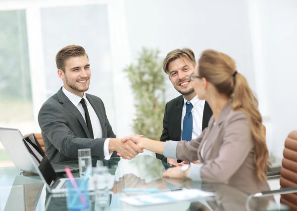 Mooie moderne zakenvrouw bezig met haar collega 's — Stockfoto