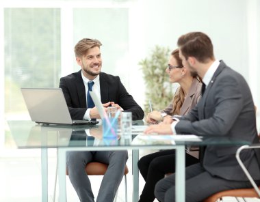 İş ekibi iş planlarını tartışıyor.