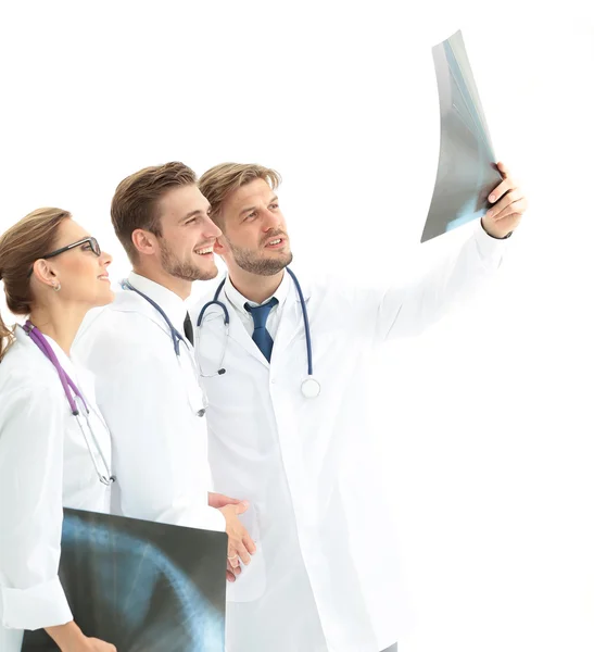 Τρεις γιατροί Κοιτάζοντας προσεκτικά το x-ray και συζητάμε — Φωτογραφία Αρχείου