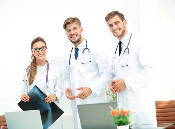 Un grupo de médicos examinando una radiografía en el hospital — Foto de Stock