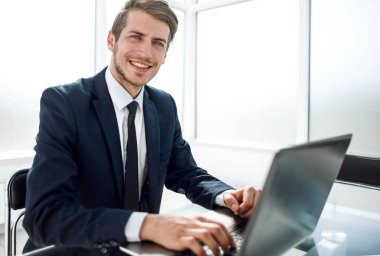 Başarılı iş adamı masasında oturuyor.