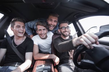 Kapatın. Komik arkadaşlar arabayla seyahat eder..