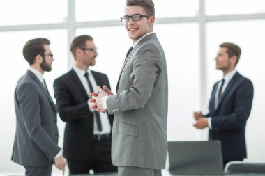 Ofiste başarılı bir iş adamı duruyor.