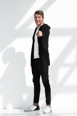 Tamamen büyümüş. Gülümseyen genç adam seni işaret ediyor..