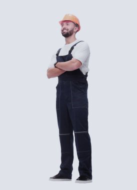 Tam gelişim. Tulumlu ve kasklı gülümseyen adam.