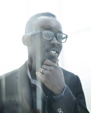 Başarılı iş adamı ofis penceresinden bakar.