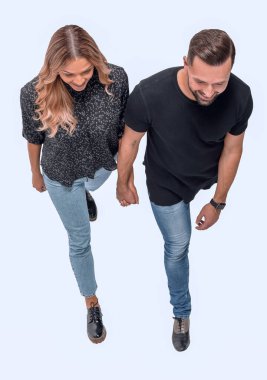 Üst Manzara. Birlikte yürüyen şık genç çift.