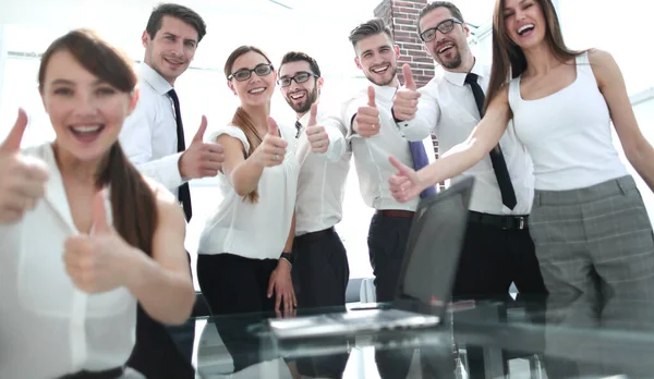 Exitoso equipo de negocios mostrando el pulgar hacia arriba — Foto de Stock