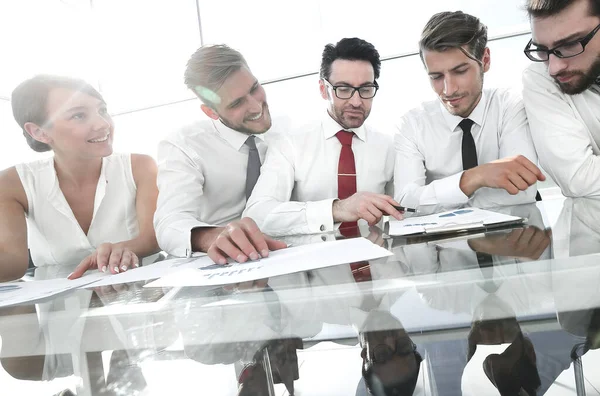 Equipe de negócios analisando documentos financeiros — Fotografia de Stock