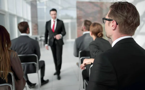 Achteraanzicht. de luisteraar zit op een zakelijk seminar — Stockfoto