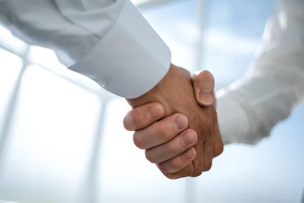 Közeli kapcsolat.megbízható kézfogás üzleti partnerektől — Stock Fotó