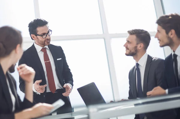 Equipe de negócios em uma reunião de trabalho no escritório — Fotografia de Stock