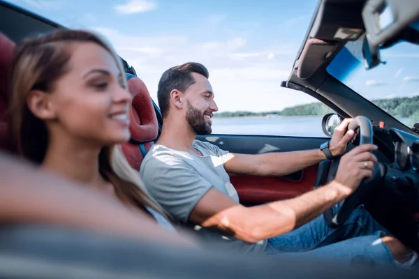 Fechar up.sorrindo casal sentado em um carro conversível — Fotografia de Stock