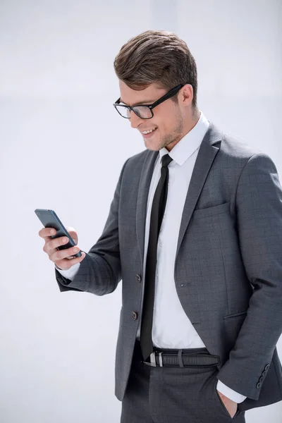 Leende affärsman tittar på skärmen på sin smartphone — Stockfoto