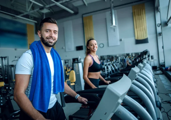 De près. un homme séduisant travaille dans une salle de gym moderne — Photo