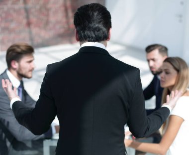 Ofisteki bir iş toplantısına arkadan bakmak.