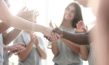 Kapat. irtibat grup liderleri el sıkışın.