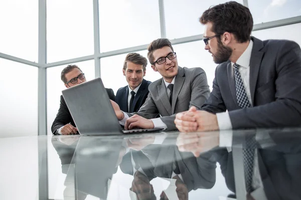 Groupe de gens d'affaires assis à un bureau Bureau — Photo