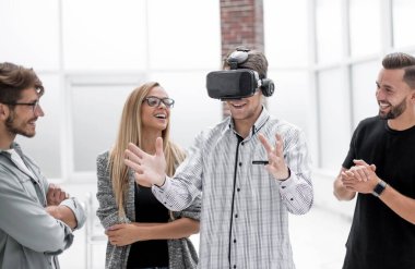 Genç doktor VR gözlüklü erkeği izliyor.