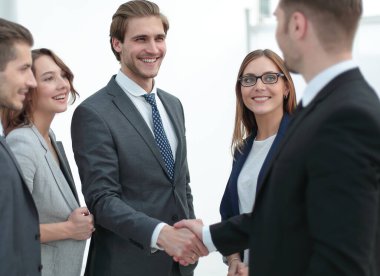 Bir ofis binasının lobisinde el sıkışma.