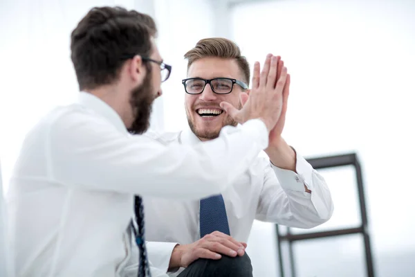 De cerca. dos empleados exitosos dando uno al otro un máximo de cinco —  Fotos de Stock