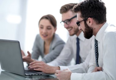 İş ekibi yeni bir proje üzerinde çalışıyor.