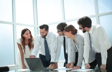 İş ekibi çevrimiçi bilgileri tartışıyor