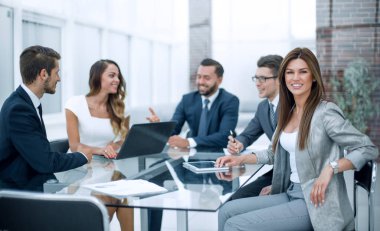 İş dünyası ekibi bir iş toplantısında yeni fikirleri tartışıyor