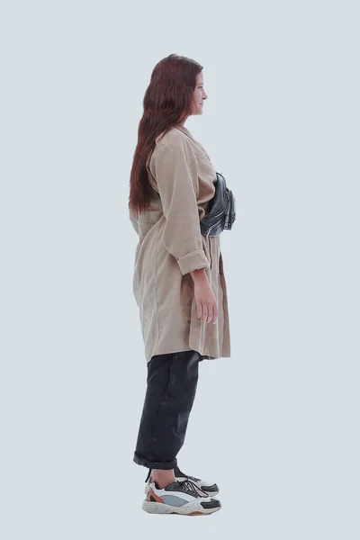 Πλαϊνή άποψη. νεαρή γυναίκα με φθινοπωρινό παλτό ανυπομονεί. — Φωτογραφία Αρχείου