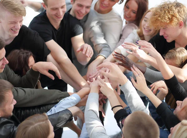 Grupp av olika människor som förenar sina händer i en cirkel. — Stockfoto