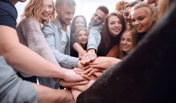Boldog fiatalok csoportja, akik megmutatják egységüket — Stock Fotó