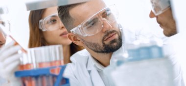 Laboratuvardaki bir grup bilim adamı ve eczacının yakın çekimi.