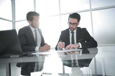 İki işadamı mali belgeleri tartışıyor