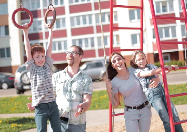 Ung familj på lekplatsen — Stockfoto