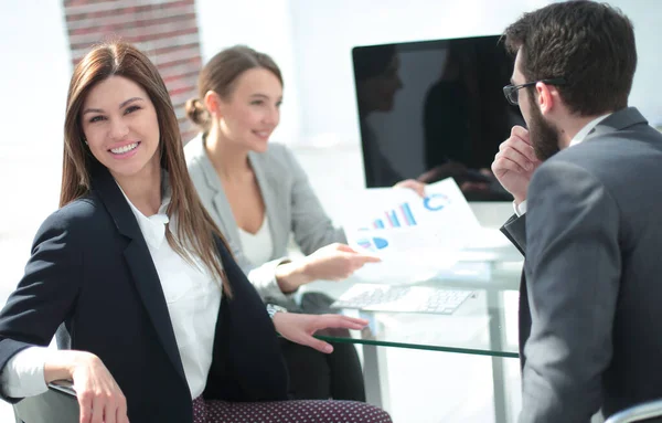 Mujer de negocios exitosa en el lugar de trabajo — Foto de Stock