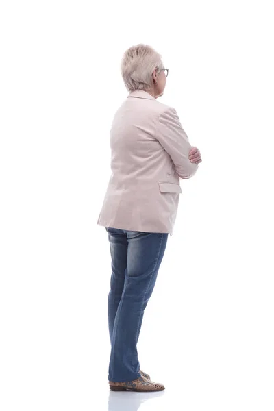 Äldre kvinna läser en annons på en vit skärm — Stockfoto