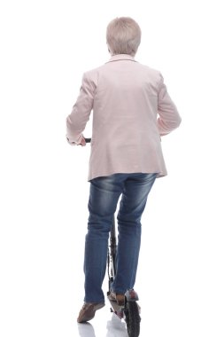 Yan görünüş. Elektrikli scooterlı modern yaşlı kadın.