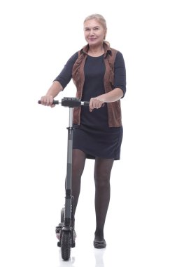 Tam gelişim. Rahat elektrikli scooter 'ı olan mutlu bir kadın.