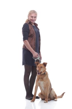 Tam gelişim. Evcil köpeği olan dişi köpek bakıcısı..