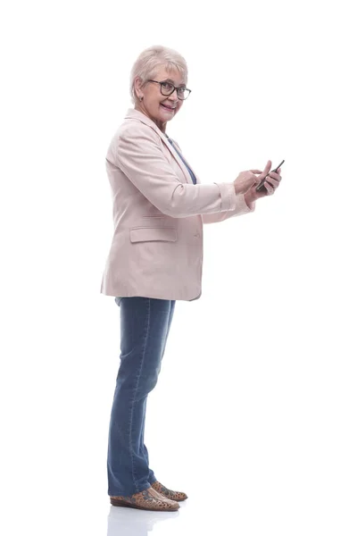 Мила старша жінка говорить на своєму смартфоні — стокове фото