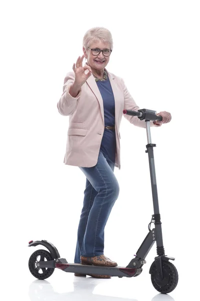 In volle groei. gelukkig volwassen vrouw met elektrische scooter. — Stockfoto