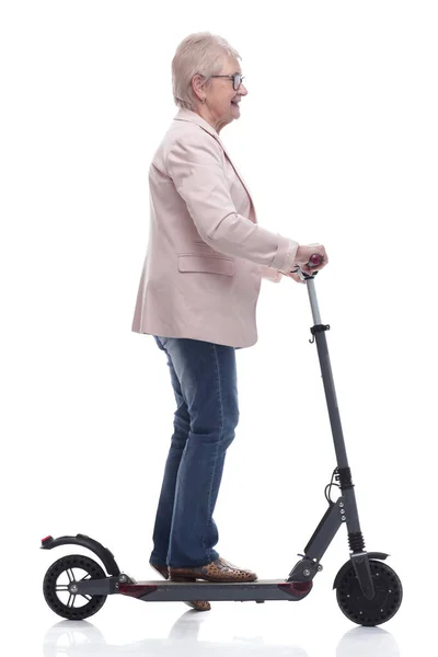 Yan görünüş. Elektrikli scooterlı modern yaşlı kadın. — Stok fotoğraf