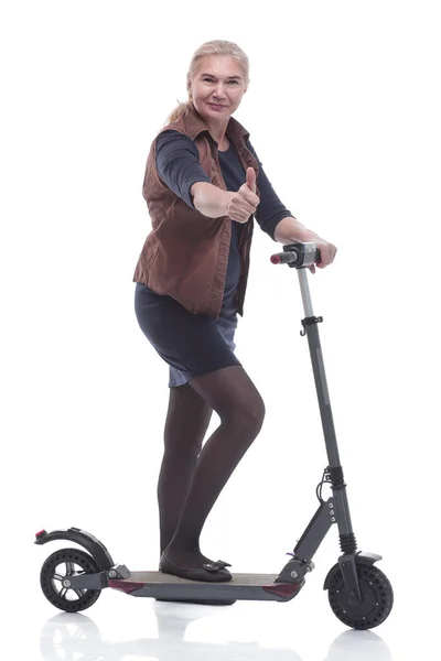 In piena crescita. donna felice con un comodo scooter elettrico — Foto Stock