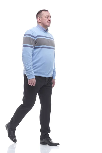 Vista laterale. un uomo serio in un maglione cammina avanti — Foto Stock