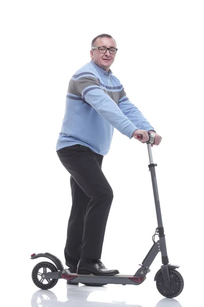 Yan görünüş. Elektrikli scooterlı başarılı modern adam. — Stok fotoğraf