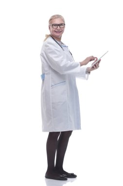 Yan görünüş. Ciddi bir doktor panoda notlar okuyor.